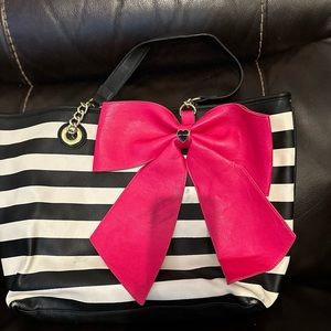 Adorable Betsey Johnson shoulder bag with pink bow